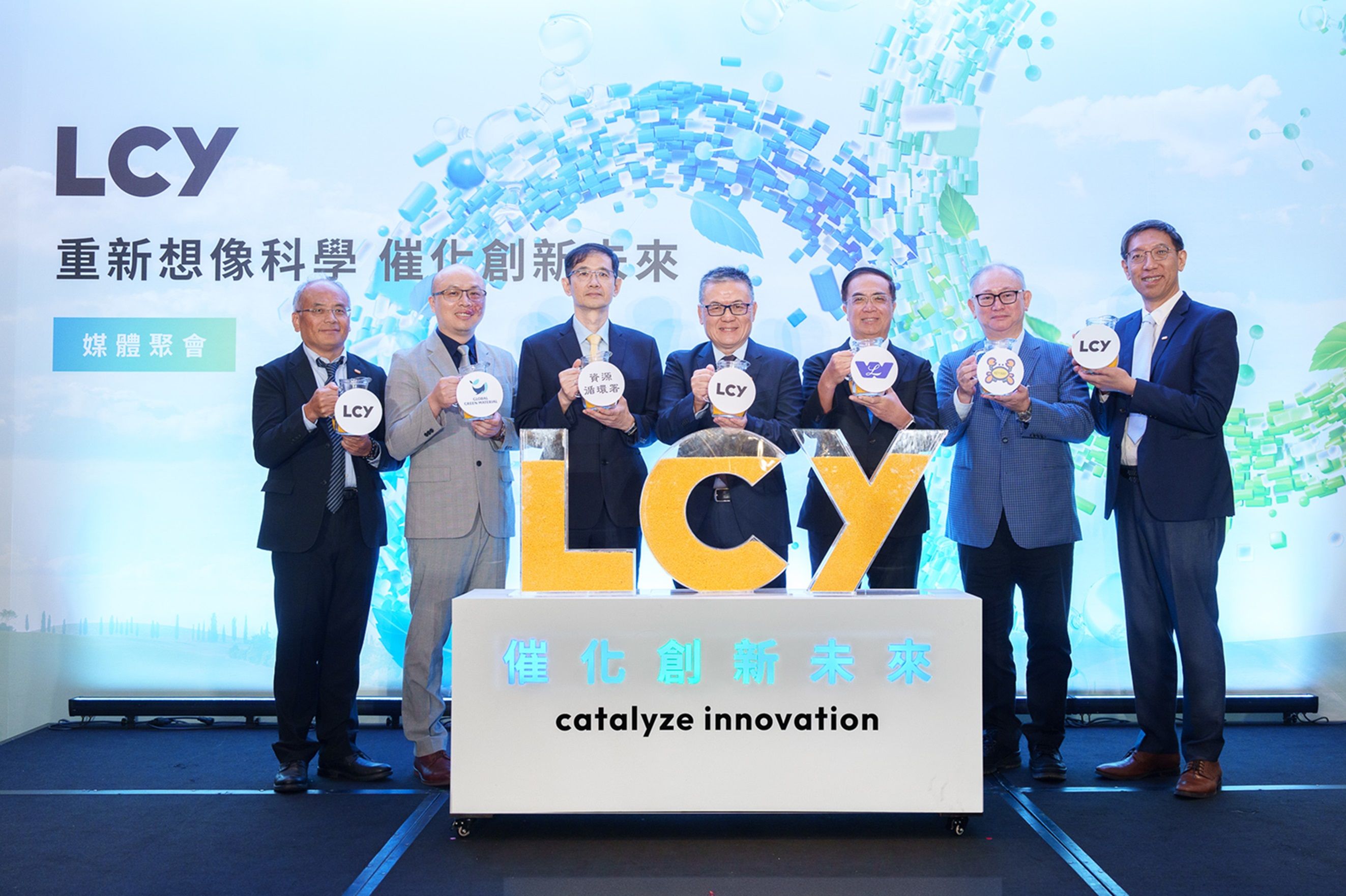【新聞照片】李長榮響應全球塑膠規範，推出永續聚丙烯系列產品，攜手合作夥伴催化創新未來（左起：李長榮營運處副總經理暨綠色變革小組主席林欽洲、豐溢綠能總經理施承享、環境部資源循環署主任秘書劉怡焜、李長榮總經理劉文龍、華立集團董事長張尊賢、聯府塑膠董事長許木川、李長榮高性能材料事業處資深副總王仁隆） (003).jpg